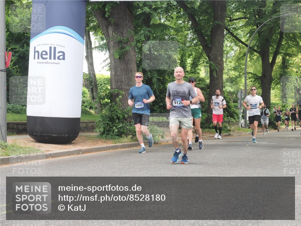 29.06.2025 - hella hamburg halbmarathon KatJ http://msf.ph/oto/8528180 29.06.2025 10:55:27 Zwischen KM18-KM19 2712, 6822, 8147 meine-sportfotos.de
