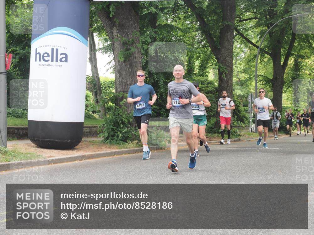 29.06.2025 - hella hamburg halbmarathon KatJ http://msf.ph/oto/8528186 29.06.2025 10:55:27 Zwischen KM18-KM19 2712, 6822, 8147 meine-sportfotos.de