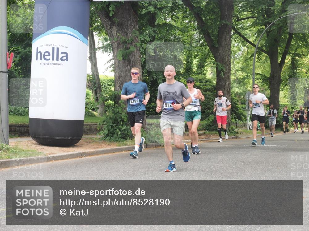 29.06.2025 - hella hamburg halbmarathon KatJ http://msf.ph/oto/8528190 29.06.2025 10:55:27 Zwischen KM18-KM19 2712, 6822, 8147 meine-sportfotos.de