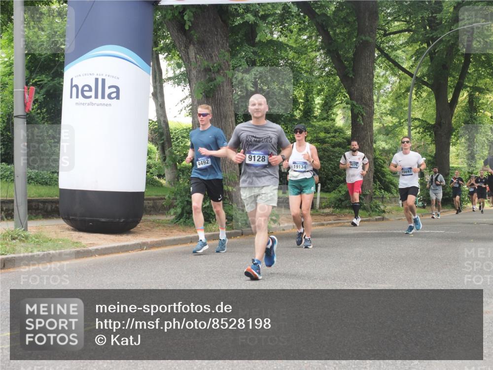 29.06.2025 - hella hamburg halbmarathon KatJ http://msf.ph/oto/8528198 29.06.2025 10:55:27 Zwischen KM18-KM19 2712, 6822, 8147 meine-sportfotos.de