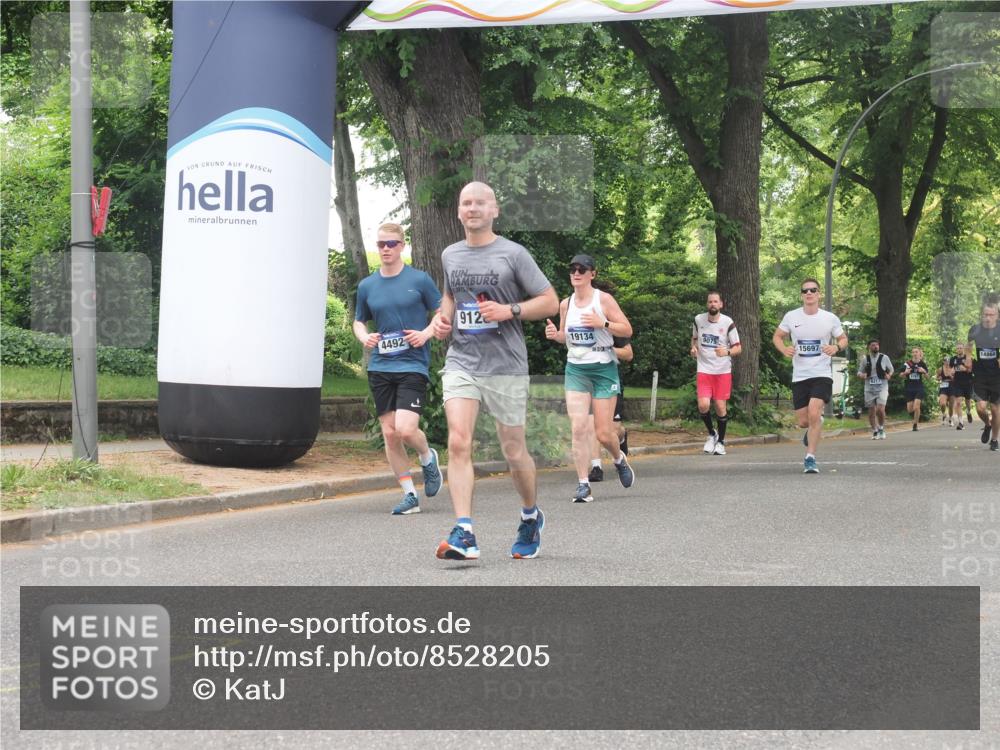 29.06.2025 - hella hamburg halbmarathon KatJ http://msf.ph/oto/8528205 29.06.2025 10:55:28 Zwischen KM18-KM19 2712, 6822, 8147 meine-sportfotos.de