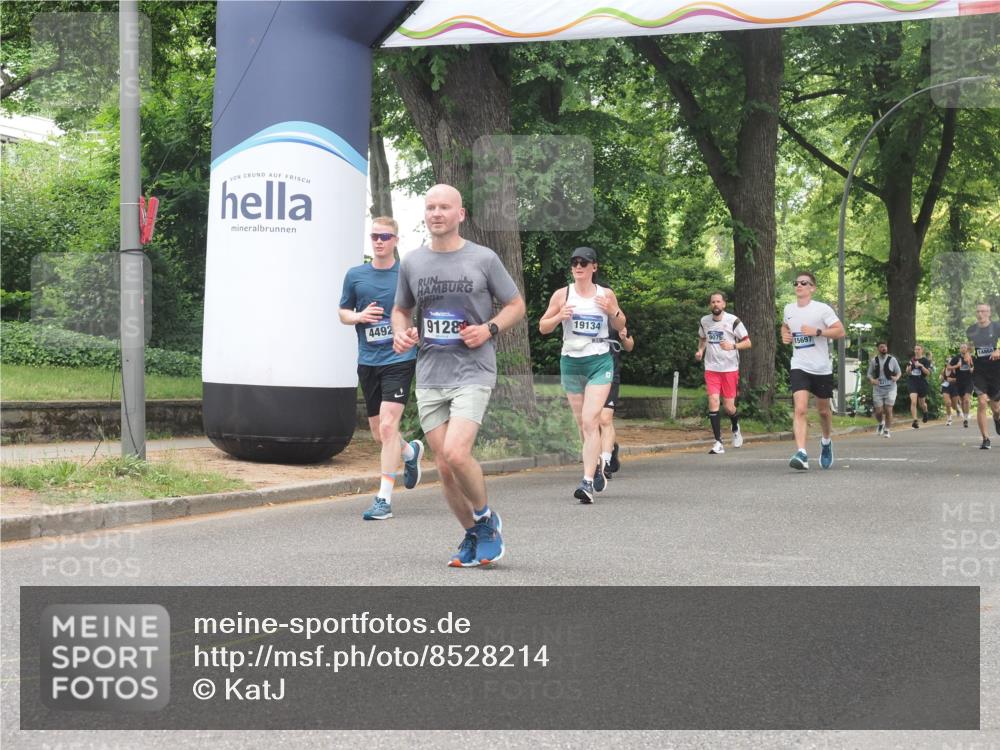29.06.2025 - hella hamburg halbmarathon KatJ http://msf.ph/oto/8528214 29.06.2025 10:55:28 Zwischen KM18-KM19 2712, 6822, 8147 meine-sportfotos.de