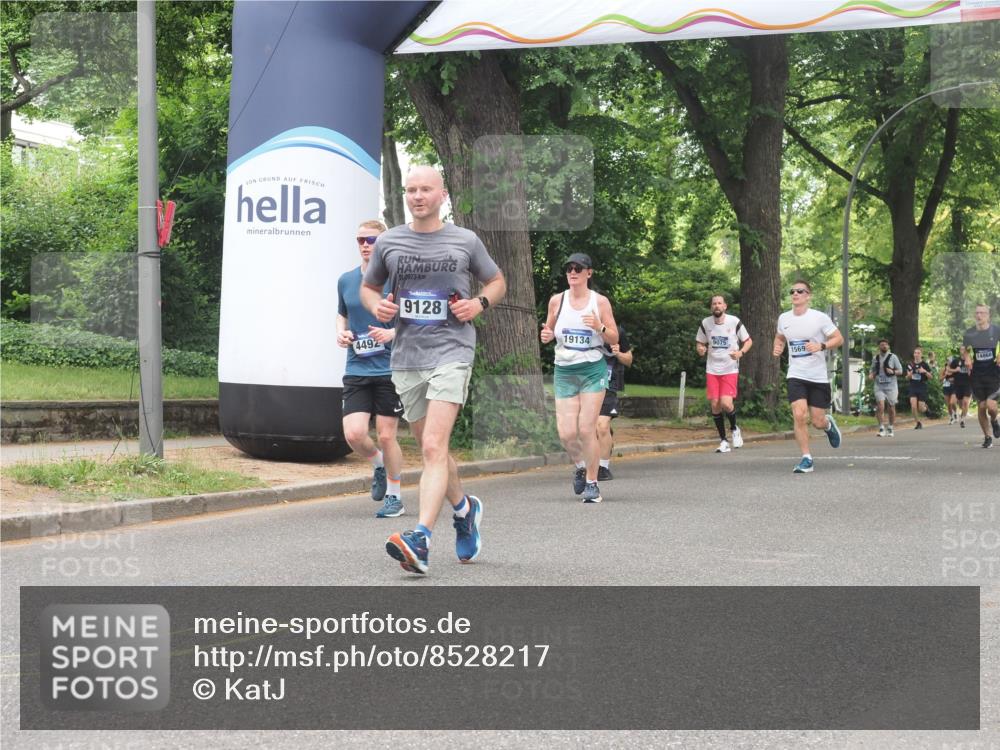 29.06.2025 - hella hamburg halbmarathon KatJ http://msf.ph/oto/8528217 29.06.2025 10:55:28 Zwischen KM18-KM19 2712, 6822, 8147 meine-sportfotos.de