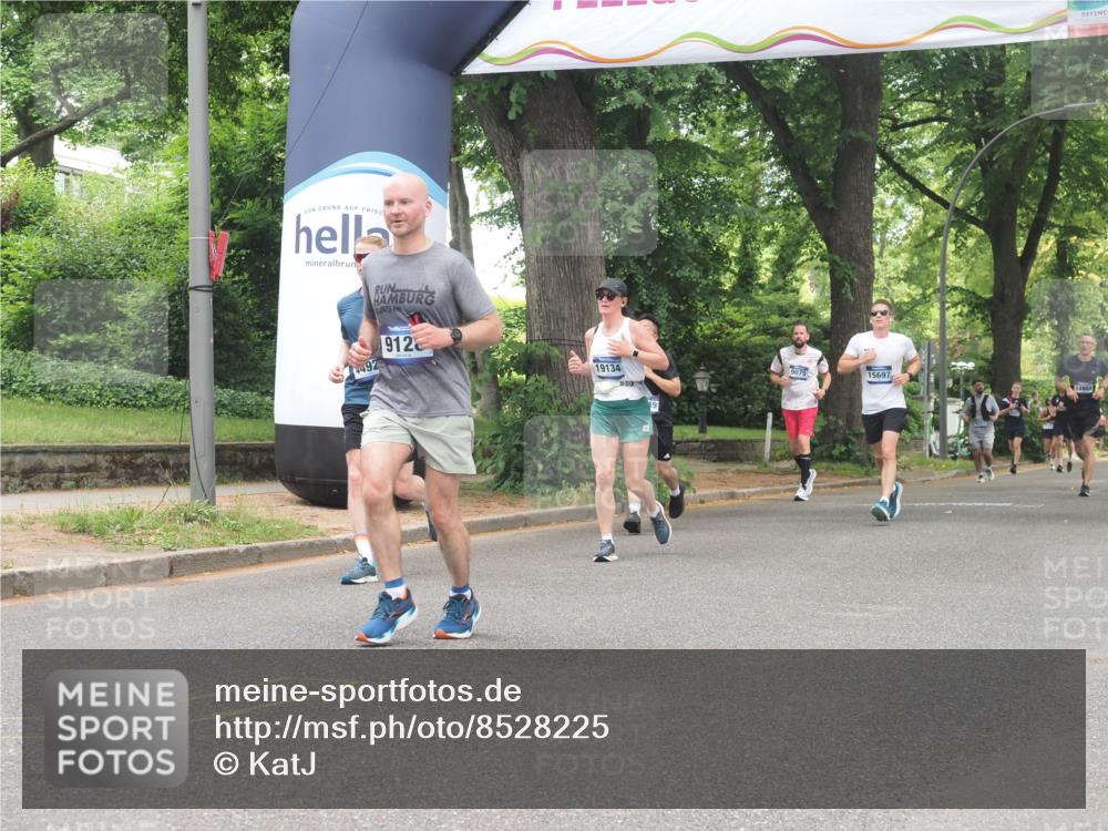 29.06.2025 - hella hamburg halbmarathon KatJ http://msf.ph/oto/8528225 29.06.2025 10:55:28 Zwischen KM18-KM19 2712, 6822, 8147 meine-sportfotos.de