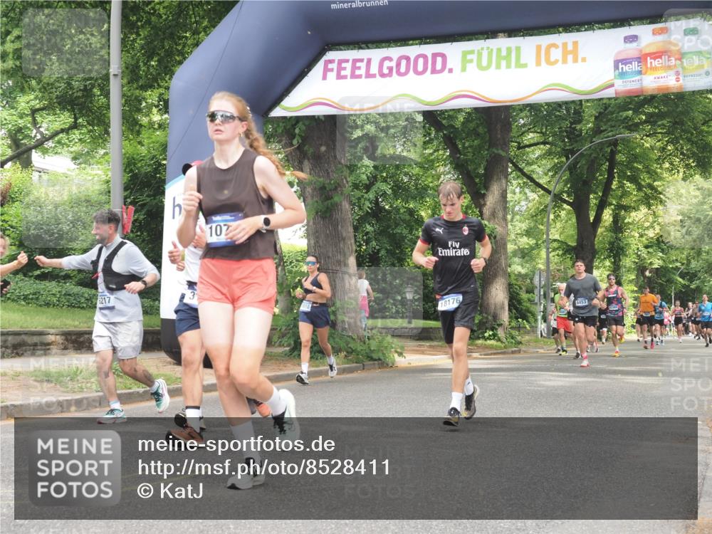 29.06.2025 - hella hamburg halbmarathon KatJ http://msf.ph/oto/8528411 29.06.2025 10:55:39 Zwischen KM18-KM19 1071, 2281, 3154, 6217, 8263, 8632 meine-sportfotos.de