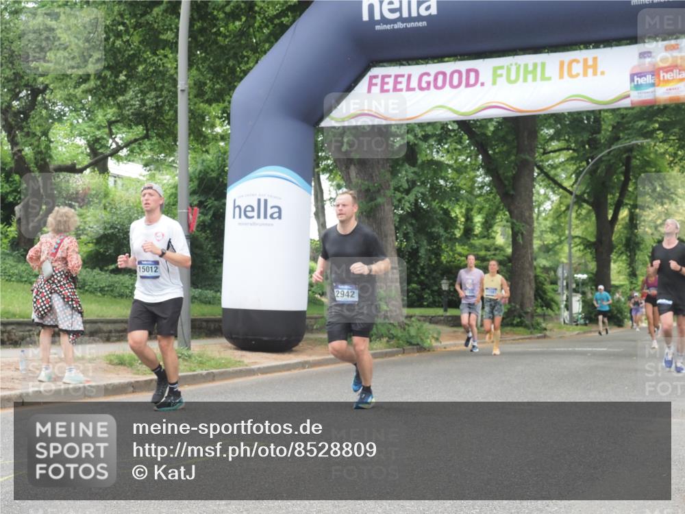 29.06.2025 - hella hamburg halbmarathon KatJ http://msf.ph/oto/8528809 29.06.2025 10:56:05 Zwischen KM18-KM19 2942, 3025, 3262 meine-sportfotos.de