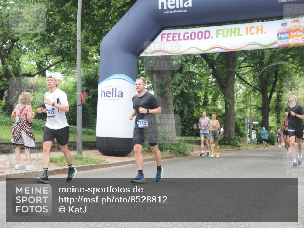 29.06.2025 - hella hamburg halbmarathon KatJ http://msf.ph/oto/8528812 29.06.2025 10:56:05 Zwischen KM18-KM19 2942, 3025, 3262 meine-sportfotos.de