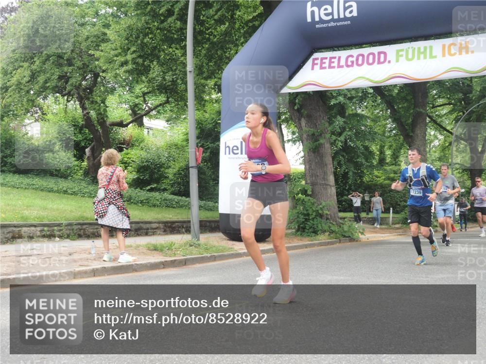 29.06.2025 - hella hamburg halbmarathon KatJ http://msf.ph/oto/8528922 29.06.2025 10:56:11 Zwischen KM18-KM19 4649 meine-sportfotos.de