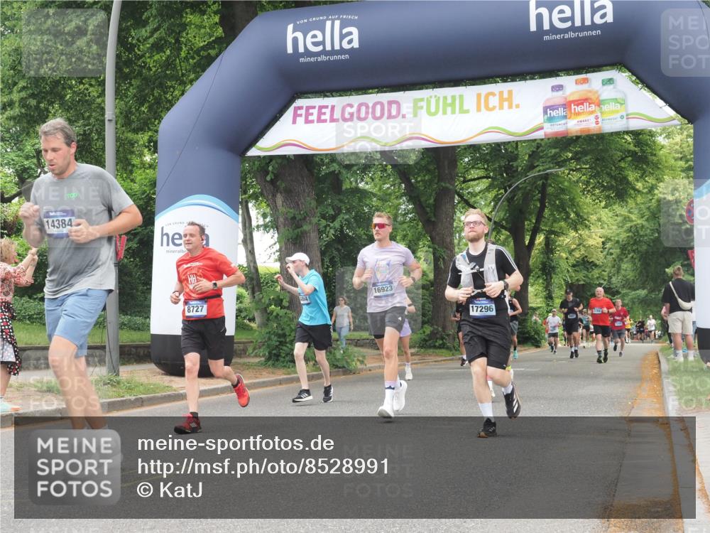 29.06.2025 - hella hamburg halbmarathon KatJ http://msf.ph/oto/8528991 29.06.2025 10:56:15 Zwischen KM18-KM19 4864, 6295, 8727 meine-sportfotos.de