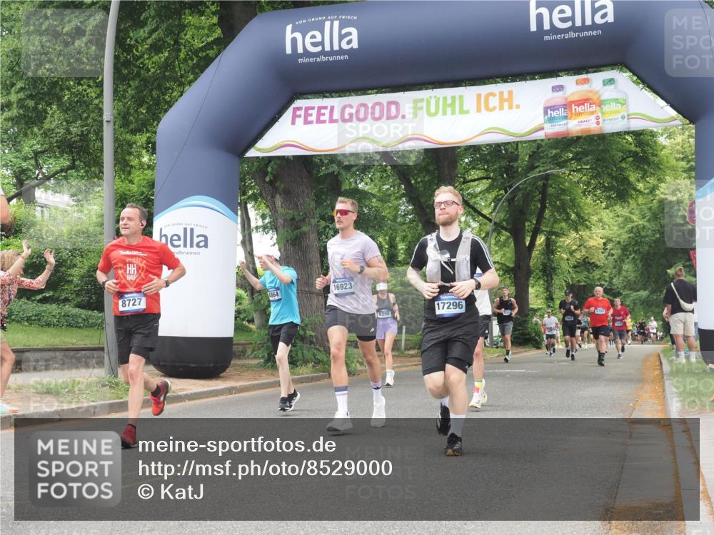 29.06.2025 - hella hamburg halbmarathon KatJ http://msf.ph/oto/8529000 29.06.2025 10:56:15 Zwischen KM18-KM19 4864, 6295, 8727 meine-sportfotos.de