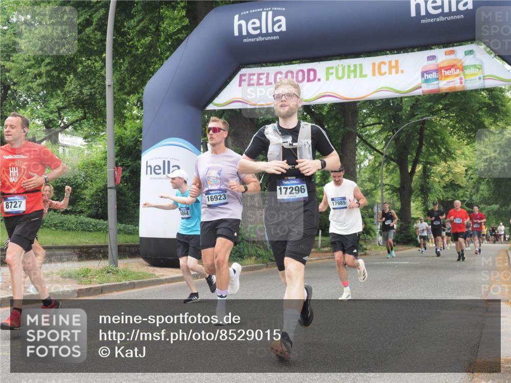 29.06.2025 - hella hamburg halbmarathon KatJ http://msf.ph/oto/8529015 29.06.2025 10:56:15 Zwischen KM18-KM19 4864, 6295, 8727 meine-sportfotos.de