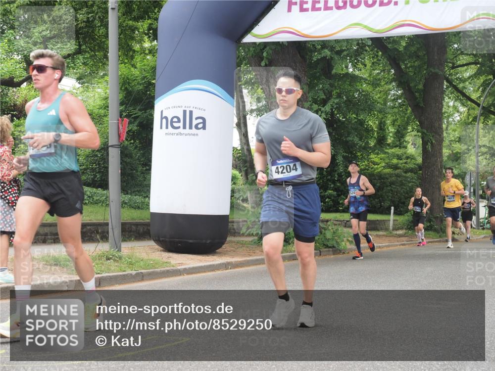 29.06.2025 - hella hamburg halbmarathon KatJ http://msf.ph/oto/8529250 29.06.2025 10:56:28 Zwischen KM18-KM19 1032, 3091, 4204, 8614 meine-sportfotos.de