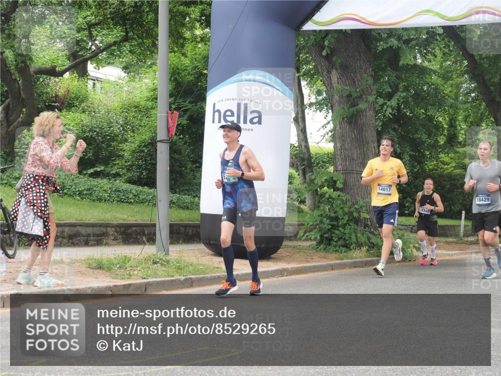29.06.2025 - hella hamburg halbmarathon KatJ http://msf.ph/oto/8529265 29.06.2025 10:56:30 Zwischen KM18-KM19 1032, 4204, 5242, 8614 meine-sportfotos.de