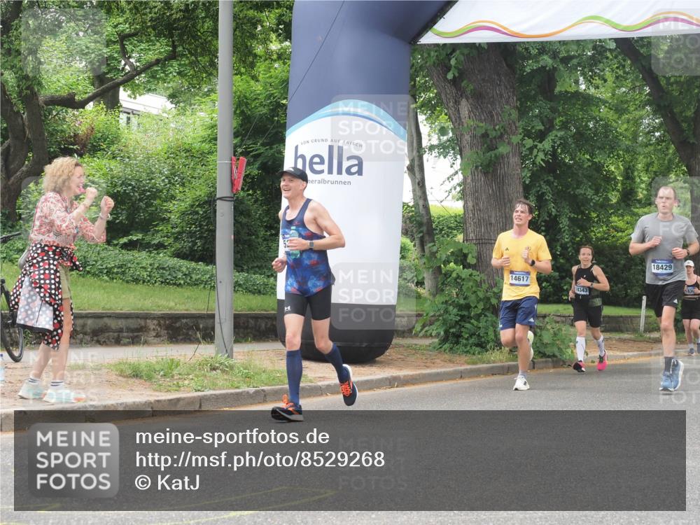 29.06.2025 - hella hamburg halbmarathon KatJ http://msf.ph/oto/8529268 29.06.2025 10:56:31 Zwischen KM18-KM19 1032, 4204, 5242 meine-sportfotos.de