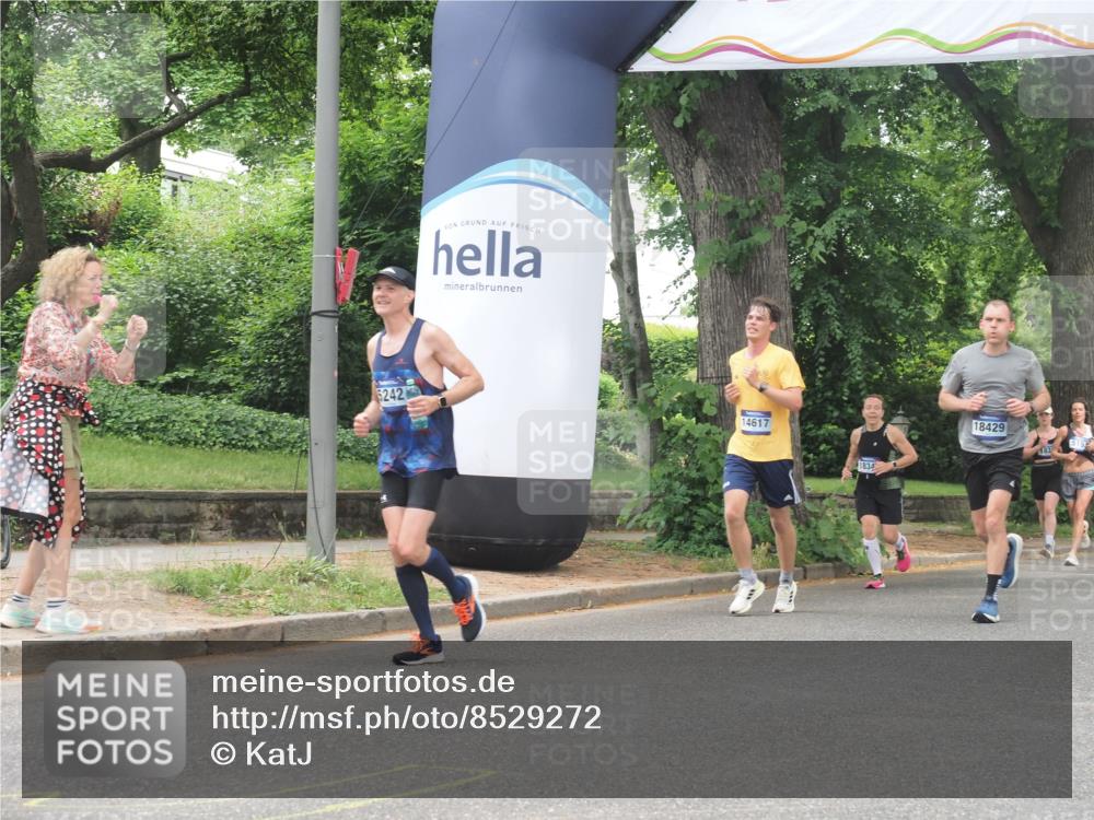 29.06.2025 - hella hamburg halbmarathon KatJ http://msf.ph/oto/8529272 29.06.2025 10:56:31 Zwischen KM18-KM19 1032, 4204, 5242 meine-sportfotos.de