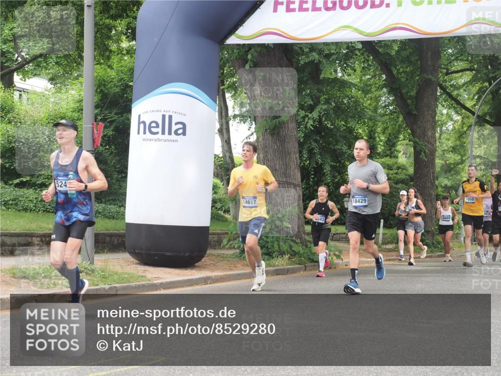 29.06.2025 - hella hamburg halbmarathon KatJ http://msf.ph/oto/8529280 29.06.2025 10:56:31 Zwischen KM18-KM19 1032, 4204, 5242 meine-sportfotos.de