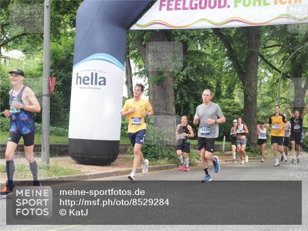 29.06.2025 - hella hamburg halbmarathon KatJ http://msf.ph/oto/8529284 29.06.2025 10:56:31 Zwischen KM18-KM19 1032, 4204, 5242 meine-sportfotos.de