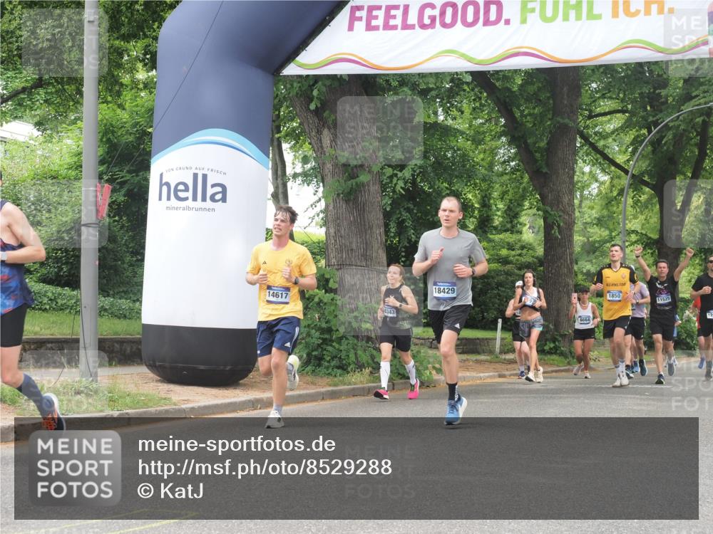 29.06.2025 - hella hamburg halbmarathon KatJ http://msf.ph/oto/8529288 29.06.2025 10:56:31 Zwischen KM18-KM19 1032, 4204, 5242 meine-sportfotos.de