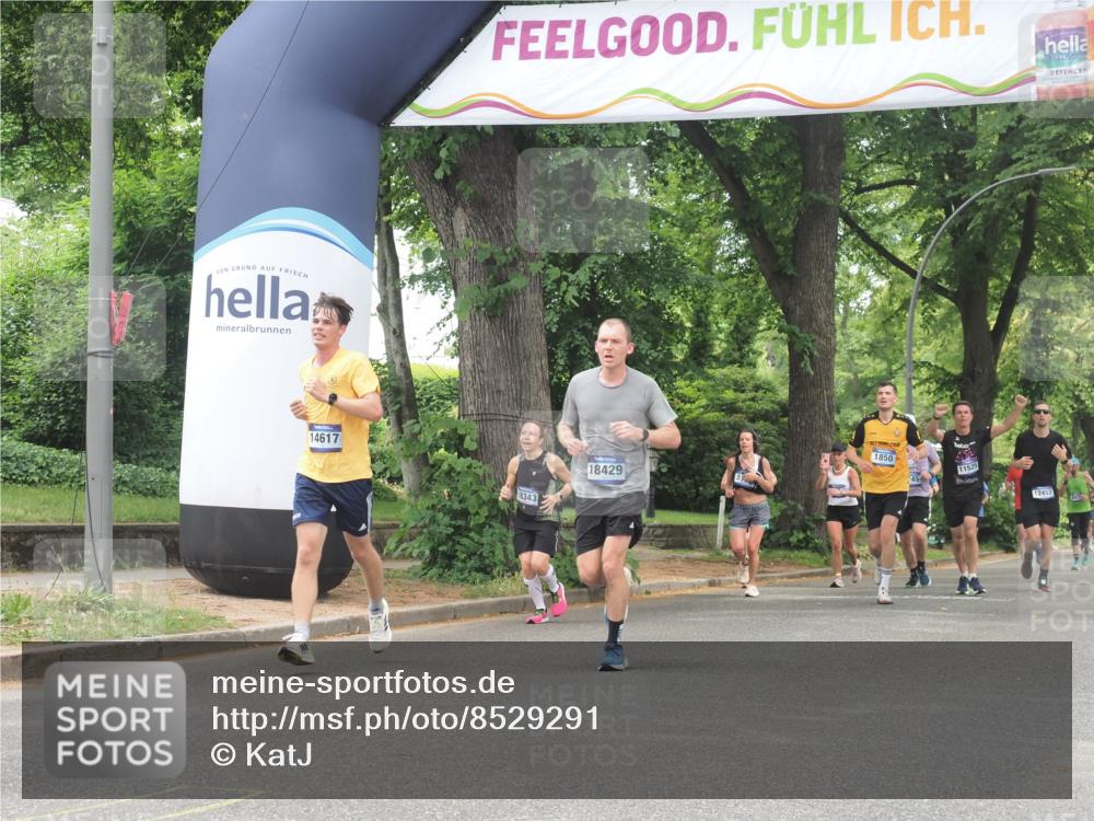 29.06.2025 - hella hamburg halbmarathon KatJ http://msf.ph/oto/8529291 29.06.2025 10:56:32 Zwischen KM18-KM19 1032, 4204, 5242 meine-sportfotos.de