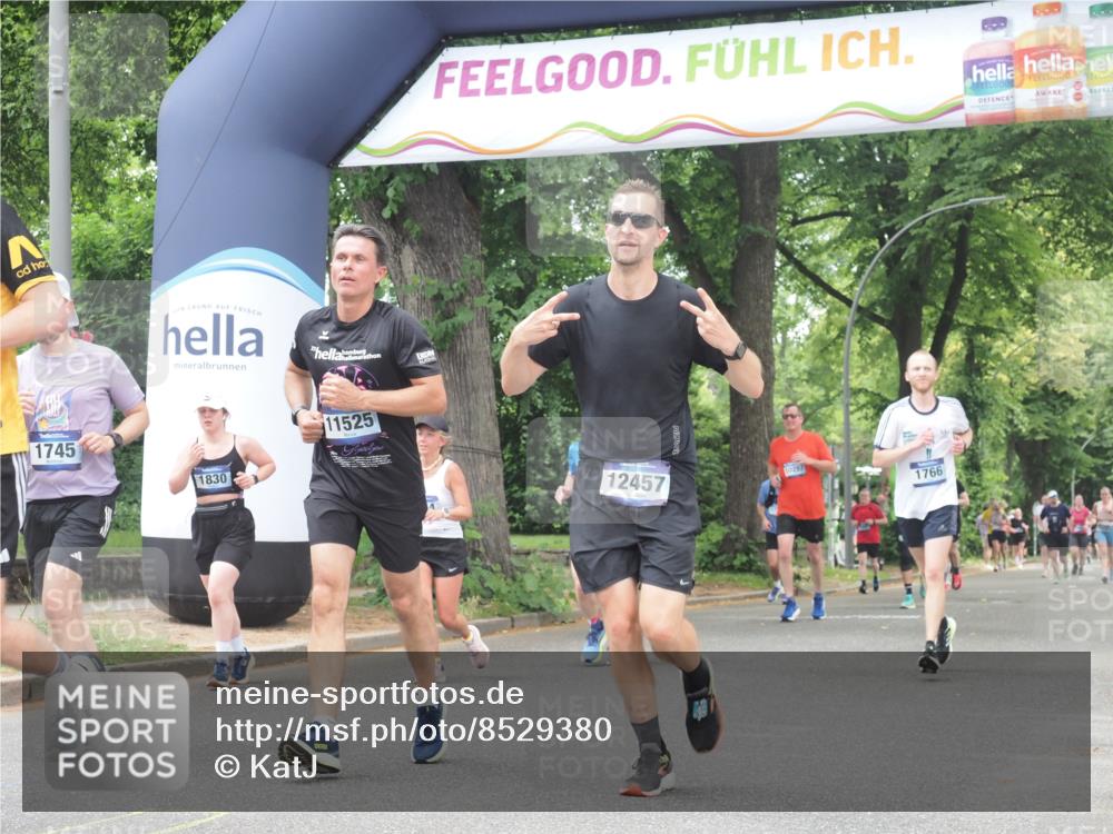 29.06.2025 - hella hamburg halbmarathon KatJ http://msf.ph/oto/8529380 29.06.2025 10:56:36 Zwischen KM18-KM19 1745, 1766, 1850, 5191, 5242, 6664 meine-sportfotos.de