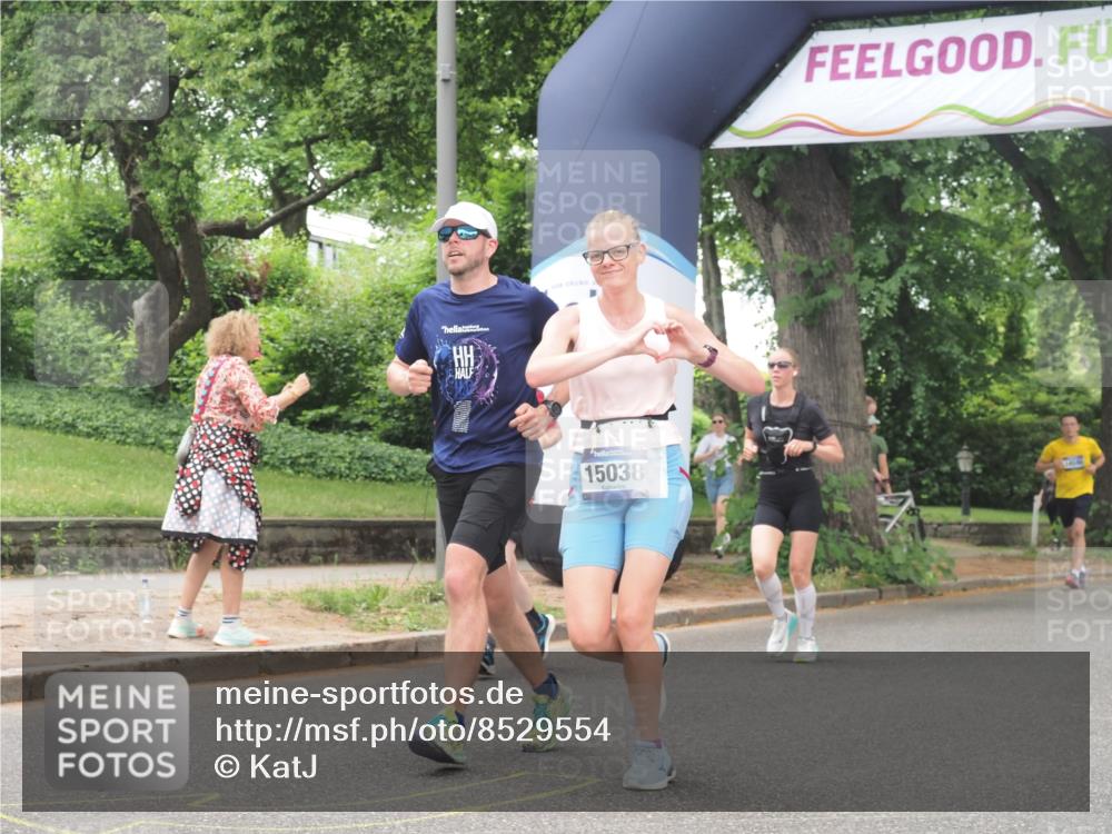 29.06.2025 - hella hamburg halbmarathon KatJ http://msf.ph/oto/8529554 29.06.2025 10:56:47 Zwischen KM18-KM19 1347, 6871 meine-sportfotos.de