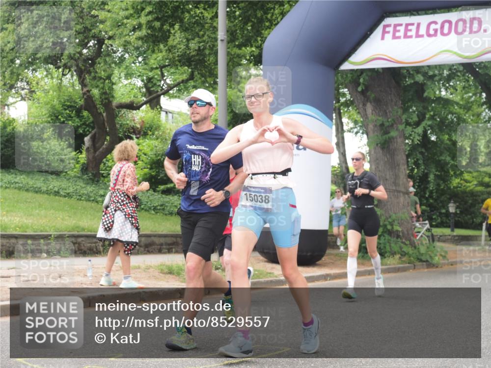 29.06.2025 - hella hamburg halbmarathon KatJ http://msf.ph/oto/8529557 29.06.2025 10:56:47 Zwischen KM18-KM19 1347, 6871 meine-sportfotos.de