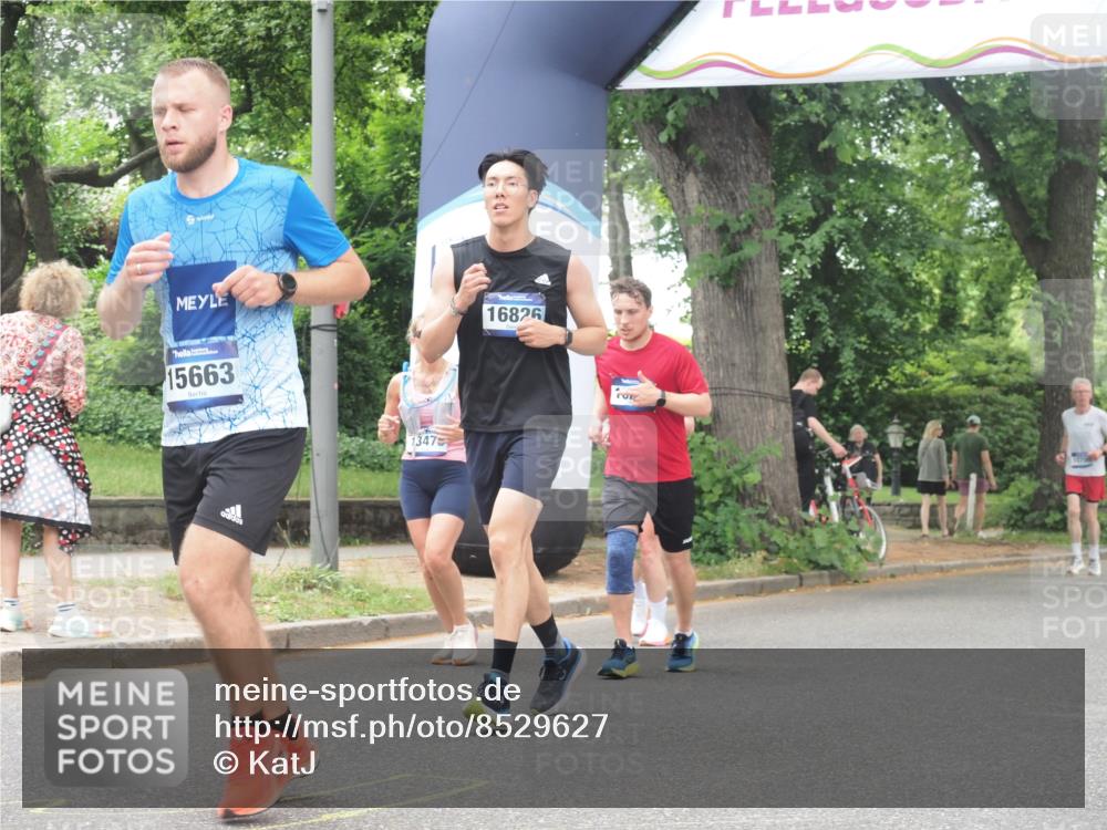 29.06.2025 - hella hamburg halbmarathon KatJ http://msf.ph/oto/8529627 29.06.2025 10:56:53 Zwischen KM18-KM19 1347, 4904 meine-sportfotos.de