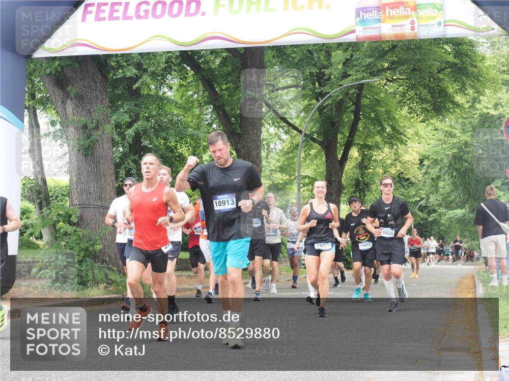29.06.2025 - hella hamburg halbmarathon KatJ http://msf.ph/oto/8529880 29.06.2025 10:57:18 Zwischen KM18-KM19 1173, 1527, 3729 meine-sportfotos.de