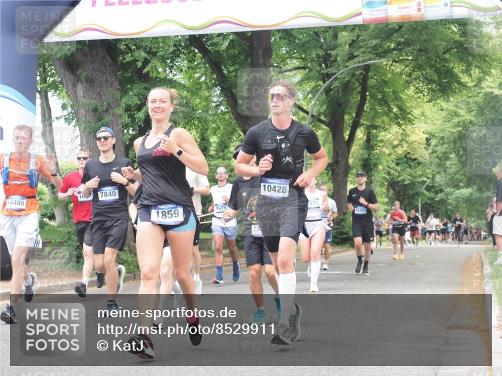 29.06.2025 - hella hamburg halbmarathon KatJ http://msf.ph/oto/8529911 29.06.2025 10:57:21 Zwischen KM18-KM19 1173, 1527, 1859, 3691, 3729, 7209, 7840 meine-sportfotos.de