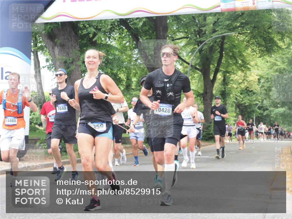 29.06.2025 - hella hamburg halbmarathon KatJ http://msf.ph/oto/8529915 29.06.2025 10:57:21 Zwischen KM18-KM19 1173, 1527, 1859, 3691, 3729, 7209, 7840 meine-sportfotos.de