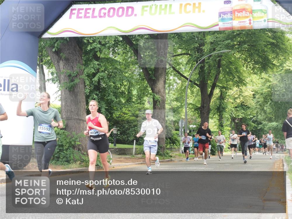 29.06.2025 - hella hamburg halbmarathon KatJ http://msf.ph/oto/8530010 29.06.2025 10:57:29 Zwischen KM18-KM19 2990, 3691, 5423 meine-sportfotos.de