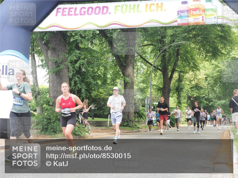 29.06.2025 - hella hamburg halbmarathon KatJ http://msf.ph/oto/8530015 29.06.2025 10:57:29 Zwischen KM18-KM19 2990, 3691, 5423 meine-sportfotos.de