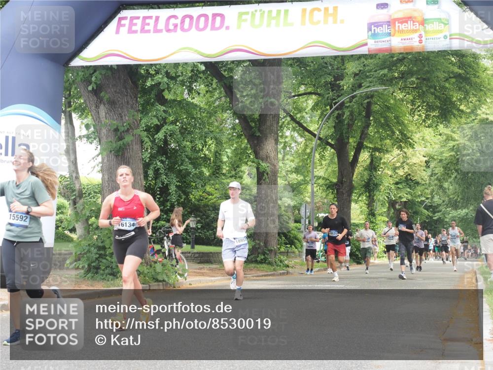 29.06.2025 - hella hamburg halbmarathon KatJ http://msf.ph/oto/8530019 29.06.2025 10:57:29 Zwischen KM18-KM19 2990, 3691, 5423 meine-sportfotos.de