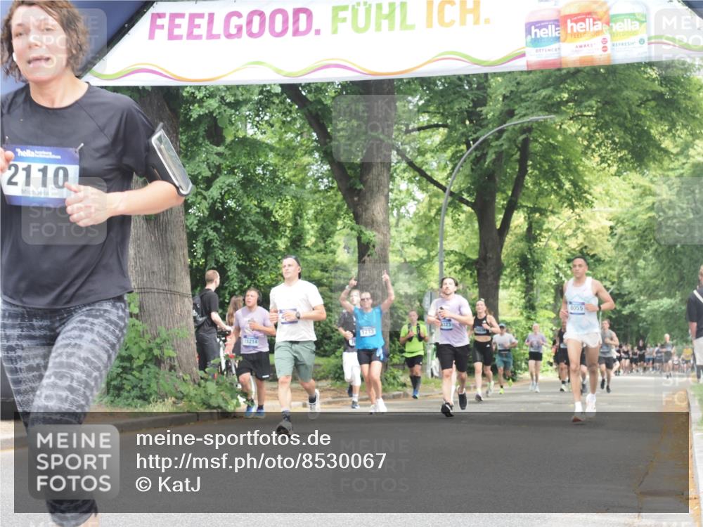 29.06.2025 - hella hamburg halbmarathon KatJ http://msf.ph/oto/8530067 29.06.2025 10:57:35 Zwischen KM18-KM19 2110, 4007 meine-sportfotos.de