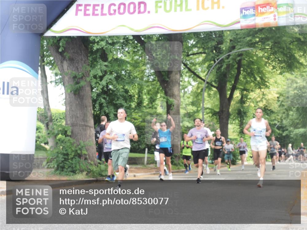 29.06.2025 - hella hamburg halbmarathon KatJ http://msf.ph/oto/8530077 29.06.2025 10:57:36 Zwischen KM18-KM19 1213, 2110, 4007 meine-sportfotos.de
