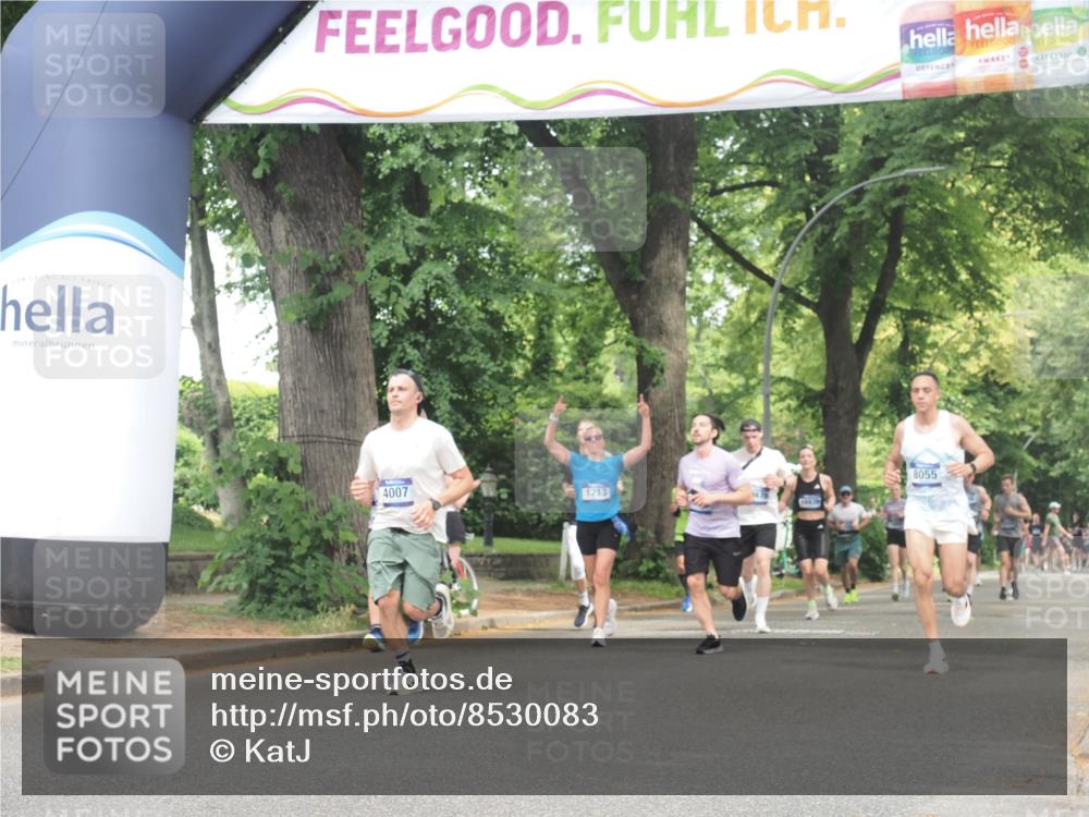 29.06.2025 - hella hamburg halbmarathon KatJ http://msf.ph/oto/8530083 29.06.2025 10:57:36 Zwischen KM18-KM19 1213, 2110, 4007 meine-sportfotos.de