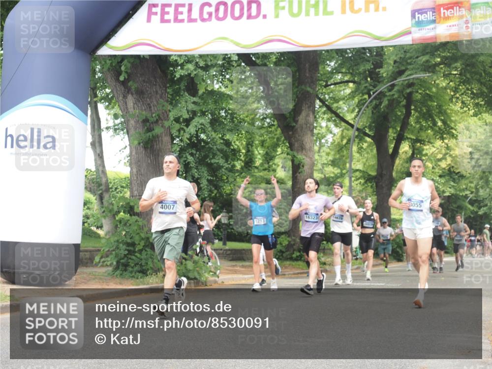 29.06.2025 - hella hamburg halbmarathon KatJ http://msf.ph/oto/8530091 29.06.2025 10:57:36 Zwischen KM18-KM19 1213, 2110, 4007 meine-sportfotos.de