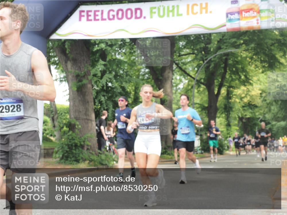 29.06.2025 - hella hamburg halbmarathon KatJ http://msf.ph/oto/8530250 29.06.2025 10:57:47 Zwischen KM18-KM19 7346, 8001 meine-sportfotos.de