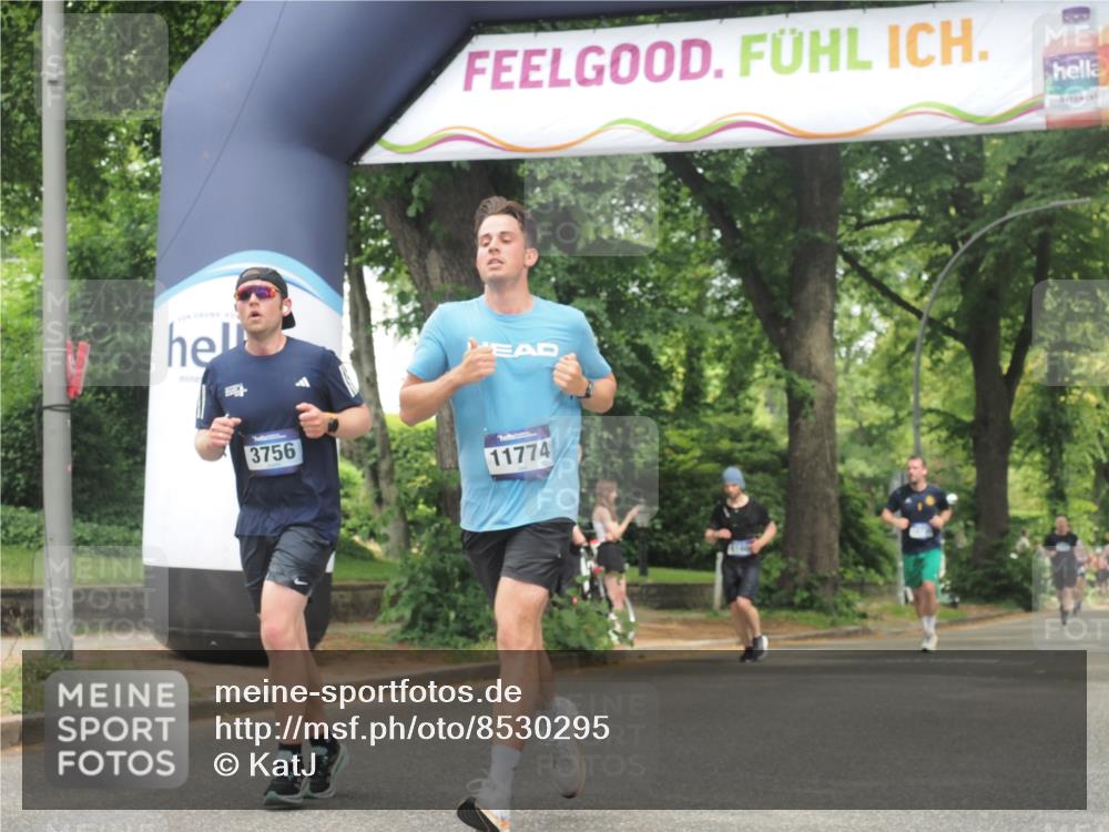 29.06.2025 - hella hamburg halbmarathon KatJ http://msf.ph/oto/8530295 29.06.2025 10:57:48 Zwischen KM18-KM19 3756, 7346, 8001 meine-sportfotos.de