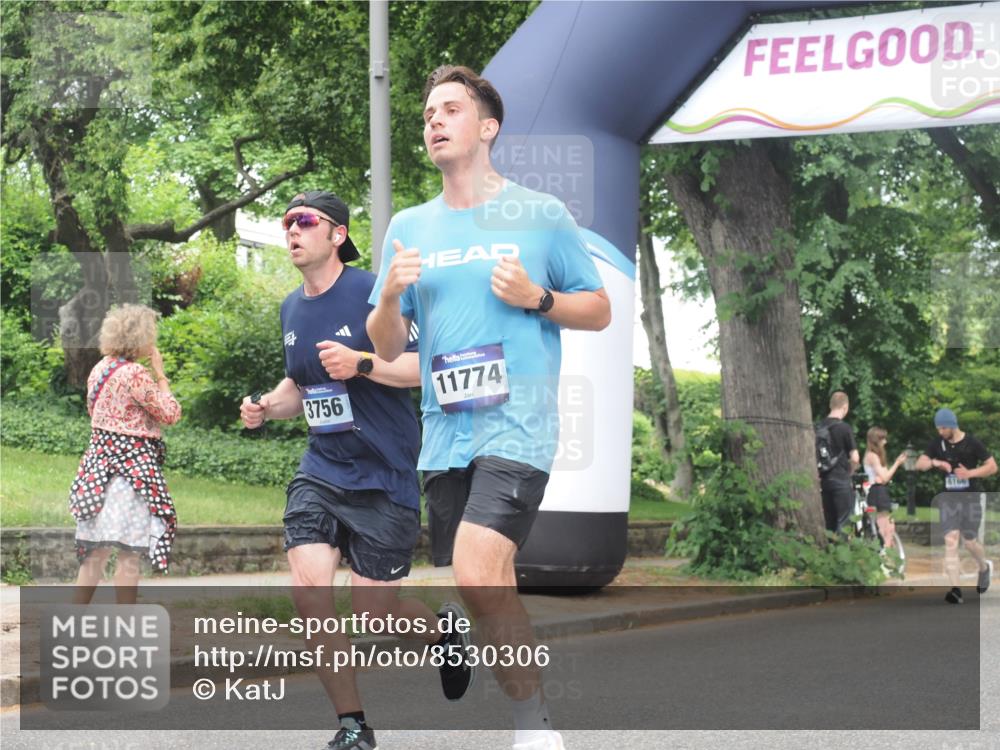 29.06.2025 - hella hamburg halbmarathon KatJ http://msf.ph/oto/8530306 29.06.2025 10:57:49 Zwischen KM18-KM19 3756, 7346, 8001 meine-sportfotos.de