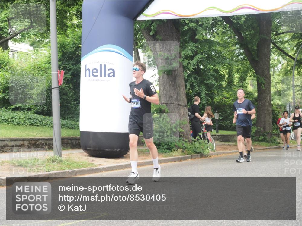 29.06.2025 - hella hamburg halbmarathon KatJ http://msf.ph/oto/8530405 29.06.2025 10:57:57 Zwischen KM18-KM19 6166 meine-sportfotos.de