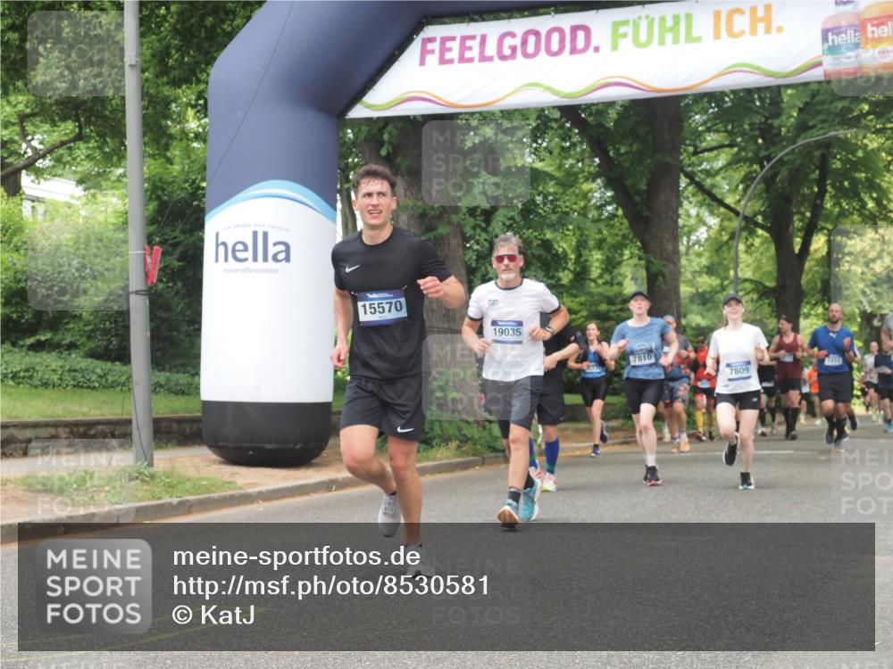 29.06.2025 - hella hamburg halbmarathon KatJ http://msf.ph/oto/8530581 29.06.2025 10:58:09 Zwischen KM18-KM19 2904, 4394, 7809, 7810 meine-sportfotos.de