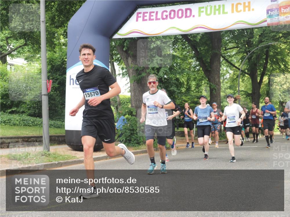 29.06.2025 - hella hamburg halbmarathon KatJ http://msf.ph/oto/8530585 29.06.2025 10:58:09 Zwischen KM18-KM19 2904, 4394, 7809, 7810 meine-sportfotos.de
