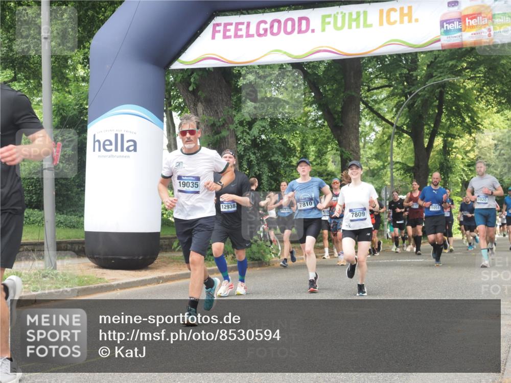 29.06.2025 - hella hamburg halbmarathon KatJ http://msf.ph/oto/8530594 29.06.2025 10:58:09 Zwischen KM18-KM19 2904, 4394, 7809, 7810 meine-sportfotos.de