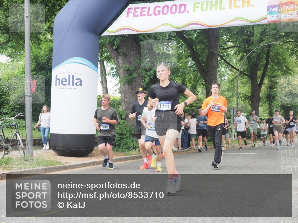 29.06.2025 - hella hamburg halbmarathon KatJ http://msf.ph/oto/8533710 29.06.2025 11:17:46 Zwischen KM18-KM19 2672, 5661, 7071 meine-sportfotos.de