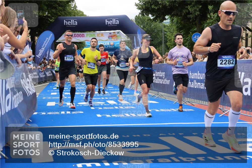 29.06.2025 - hella hamburg halbmarathon Strokosch-Dieckow http://msf.ph/oto/8533995 29.06.2025 10:56:56 Ziel 1485, 1955, 2282, 2741, 2759, 4299, 5033, 5418, 6835, 7716, 8669, 11043, 11143, 11212, 11638, 14678, 15097, 16470, 16620, 16679, 16909, 18719, 19091 meine-sportfotos.de