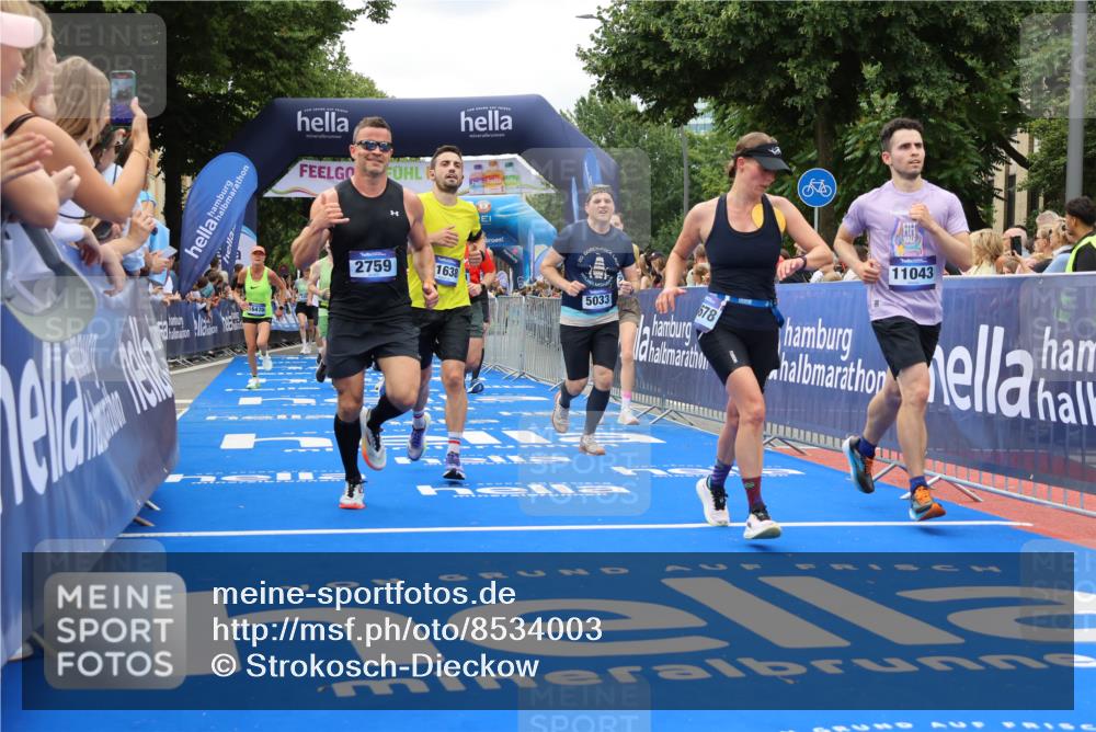 29.06.2025 - hella hamburg halbmarathon Strokosch-Dieckow http://msf.ph/oto/8534003 29.06.2025 10:56:56 Ziel 1485, 1955, 2282, 2741, 2759, 4299, 5033, 5418, 6835, 7716, 8669, 11043, 11143, 11212, 11638, 14678, 15097, 16470, 16620, 16679, 16909, 18719, 19091 meine-sportfotos.de