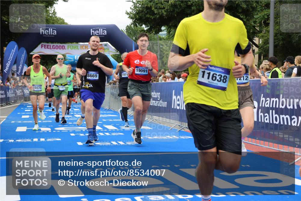 29.06.2025 - hella hamburg halbmarathon Strokosch-Dieckow http://msf.ph/oto/8534007 29.06.2025 10:56:58 Ziel 1485, 1955, 2282, 2741, 2759, 4299, 5033, 5418, 6835, 7716, 8669, 11043, 11143, 11212, 11638, 13691, 14408, 14588, 14678, 15097, 16470, 16620, 16909, 17617, 18719, 19091 meine-sportfotos.de