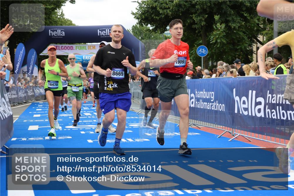 29.06.2025 - hella hamburg halbmarathon Strokosch-Dieckow http://msf.ph/oto/8534014 29.06.2025 10:56:59 Ziel 1485, 1955, 2282, 2759, 4261, 4299, 5033, 6835, 8669, 11043, 11143, 11212, 11638, 13691, 14408, 14588, 14678, 15097, 16470, 16620, 16909, 17617, 18208, 18719, 19091 meine-sportfotos.de