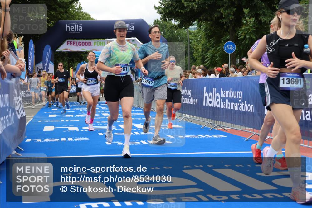 29.06.2025 - hella hamburg halbmarathon Strokosch-Dieckow http://msf.ph/oto/8534030 29.06.2025 10:57:05 Ziel 1387, 1485, 1877, 4167, 4261, 4299, 8669, 9884, 11143, 11212, 11612, 11638, 13691, 13750, 14139, 14408, 14588, 15110, 15726, 16470, 16909, 17617, 18208, 18719, 19091, 19184 meine-sportfotos.de